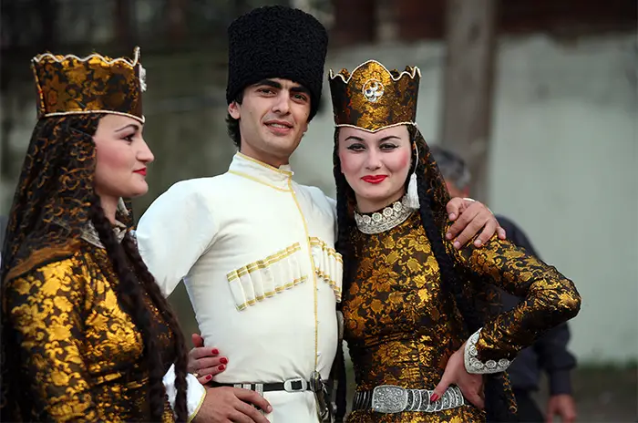 Артисты в абхазских национальных костюмах