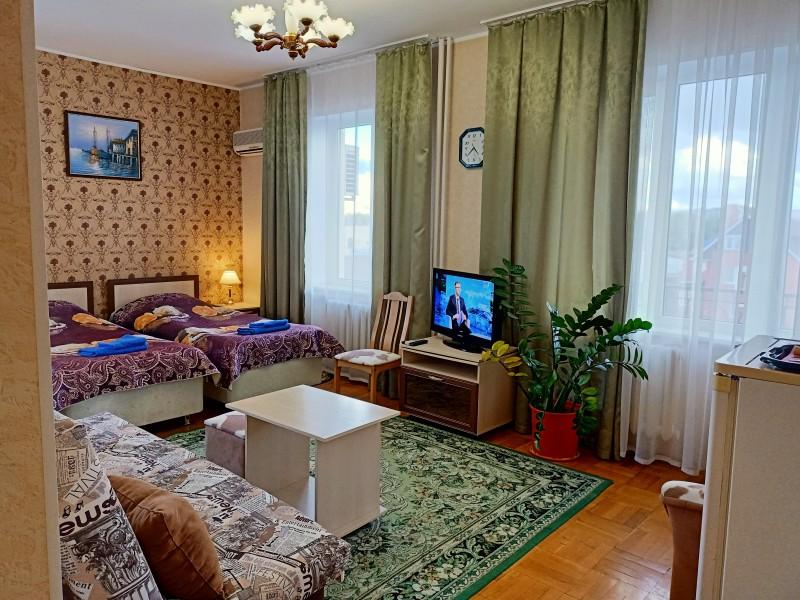 номер с двумя кроватями и диваном / Номер